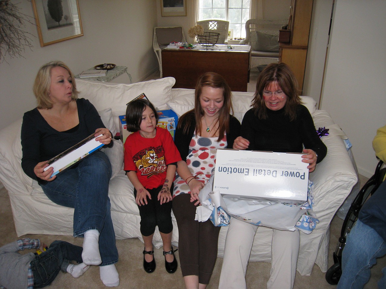 Christmas 2007 Kasdorf Misselhorn Gathering 027.jpg - Christmas 2007! The Misselhorn, Kasdorf and Burns families come together for the celebration! Lots of talk, food, presents, food and visiting.